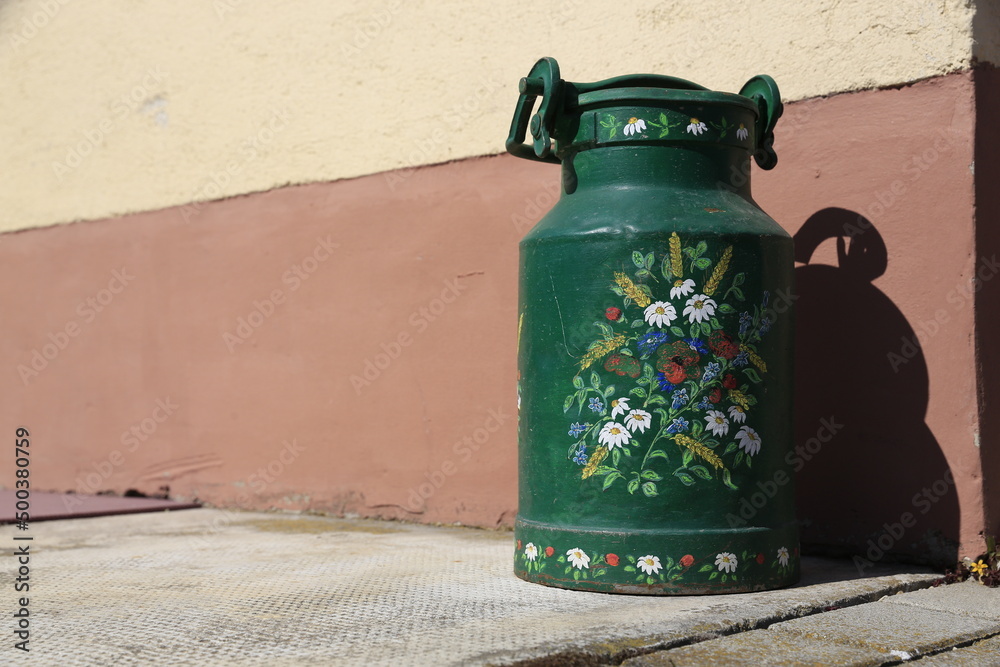 Eine alte Milchkanne steht an einer Mauer, vor einem Haus. Sie ist Handbemalt und eher im Bereich Vintage Zuhause.
Landleben, Leben auf dem Land, natürlich, Bio, Umweltschutz Eine alte Milchkanne steht an einer Mauer, vor einem Haus. Sie ist Handbemalt und eher im Bereich Vintage Zuhause.
Landleben, Leben auf dem Land, natürlich, Bio, Umweltschutz