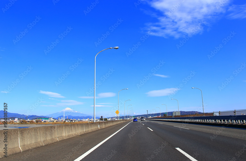 東名高速道路をドライブ　秋の富士山