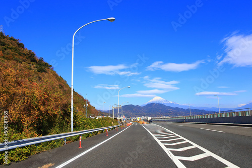 東名高速道路をドライブ 秋の富士山