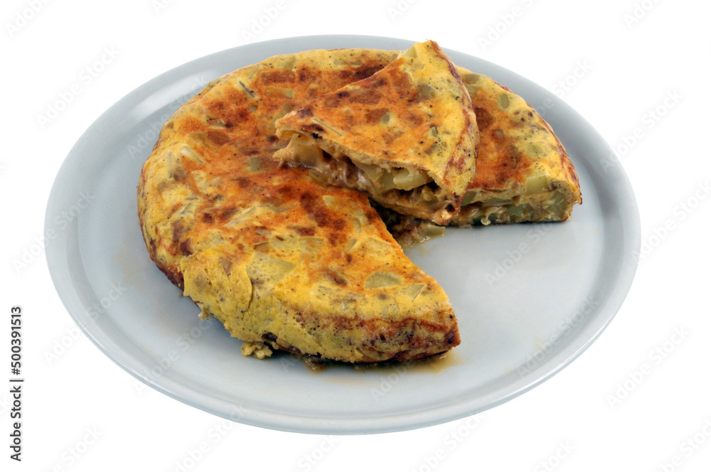 Omelette espagnole dans une assiette avec une part coupée vue de dessus sur fond blanc Omelette espagnole dans une assiette avec une part coupée vue de dessus sur fond blanc