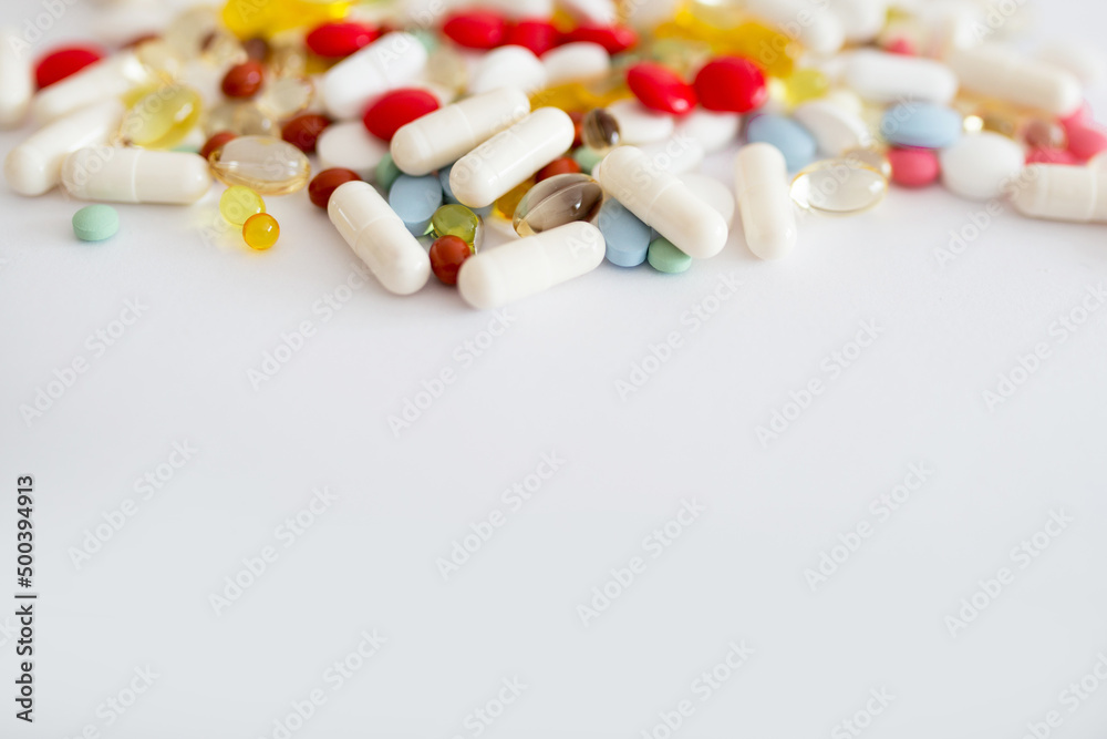 Lekarstwa i witaminy w tabletkach rozsypane na białym tle, suplementacja diety, leczenie przewlekłe, farmacja - obrazy, fototapety, plakaty 