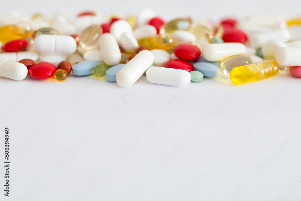 Lekarstwa i witaminy w tabletkach rozsypane na białym tle, suplementacja diety, leczenie przewlekłe, farmacja Lekarstwa i witaminy w tabletkach rozsypane na białym tle, suplementacja diety, leczenie przewlekłe, farmacja