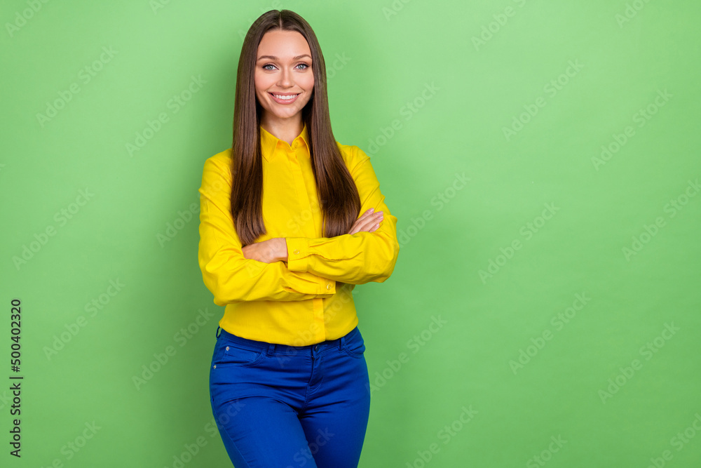 Photo of nice hr young brown hairstyle lady crossed arms wear yellow shirt isolated on green color background Photo of nice hr young brown hairstyle lady crossed arms wear yellow shirt isolated on green color background