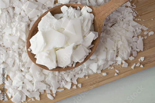 Fotografiet Soy wax - ingredient for handmade candles on wooden spoon