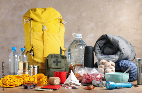 Foto Disaster supply kit for earthquake on wooden table