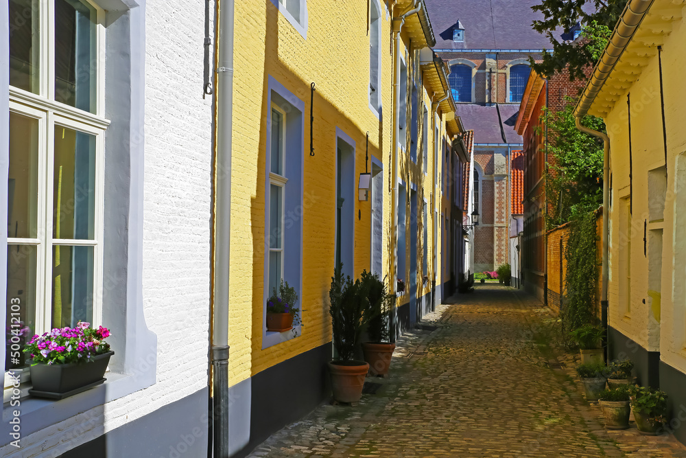 Obraz premium Lier (Begijnhof), Belgium - April 9. 2022: View on typical belgian narrow cobblestone alley with rural old homes in medieval unesco heritage village