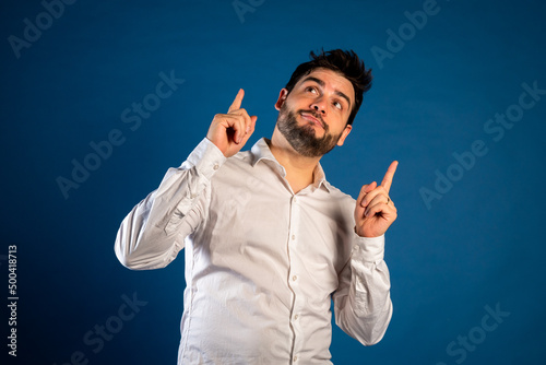 Bild auf Leinwand Joven oficinista señalando arriba porque tiene una idea