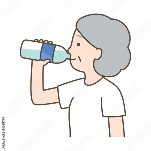 水分補給をする高齢の女性