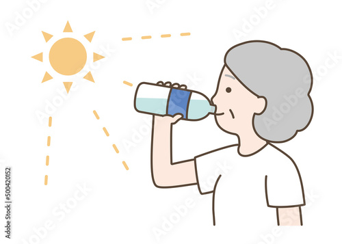 水分補給をする高齢女性