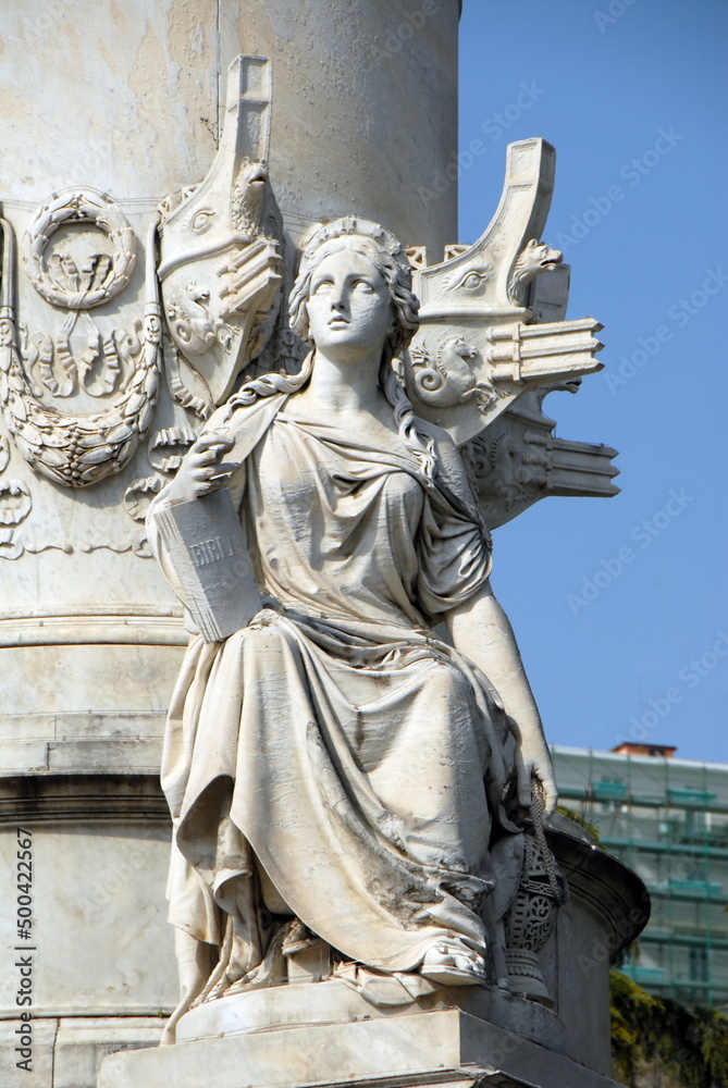 Gênes, ville d'Italie, ses façades colorées, sculptures, églises et statues