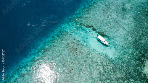 Foto aerial view with the drone of a boat on the beach of maldives