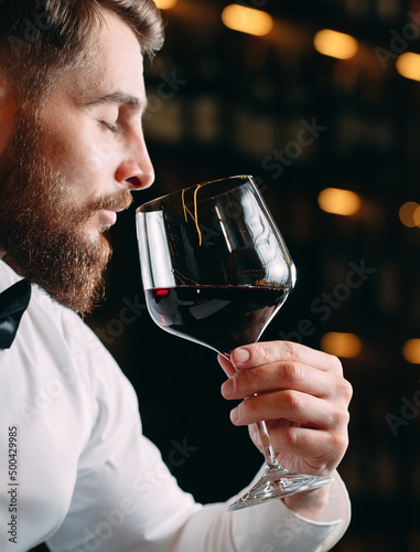 Foto Close up of sommelier man sniffing wine in glass