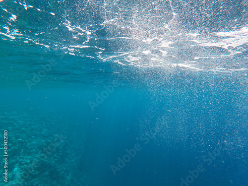 fondo marino de las maldivas con burbujas