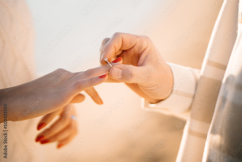 anillo de compromiso en dedo con las dos manos anillo de compromiso en dedo con las dos manos