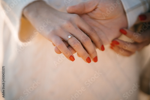 anillo de compromiso en dedo con las dos manos