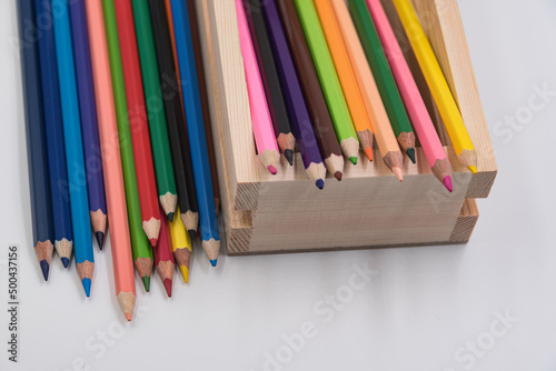 Obraz na płótnie color wood pencil put in wooden box and spread on white background. w salonie