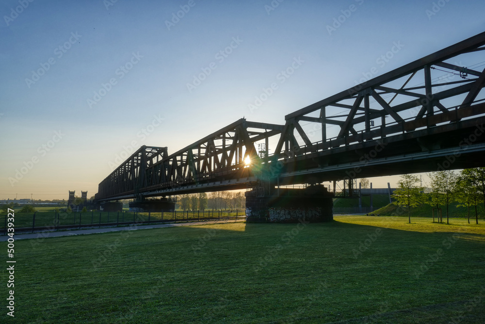 Historische Eisenbahnbrücke am Rheinpark in Duisburg Hochfeld bei Sonnenuntergang Historische Eisenbahnbrücke am Rheinpark in Duisburg Hochfeld bei Sonnenuntergang