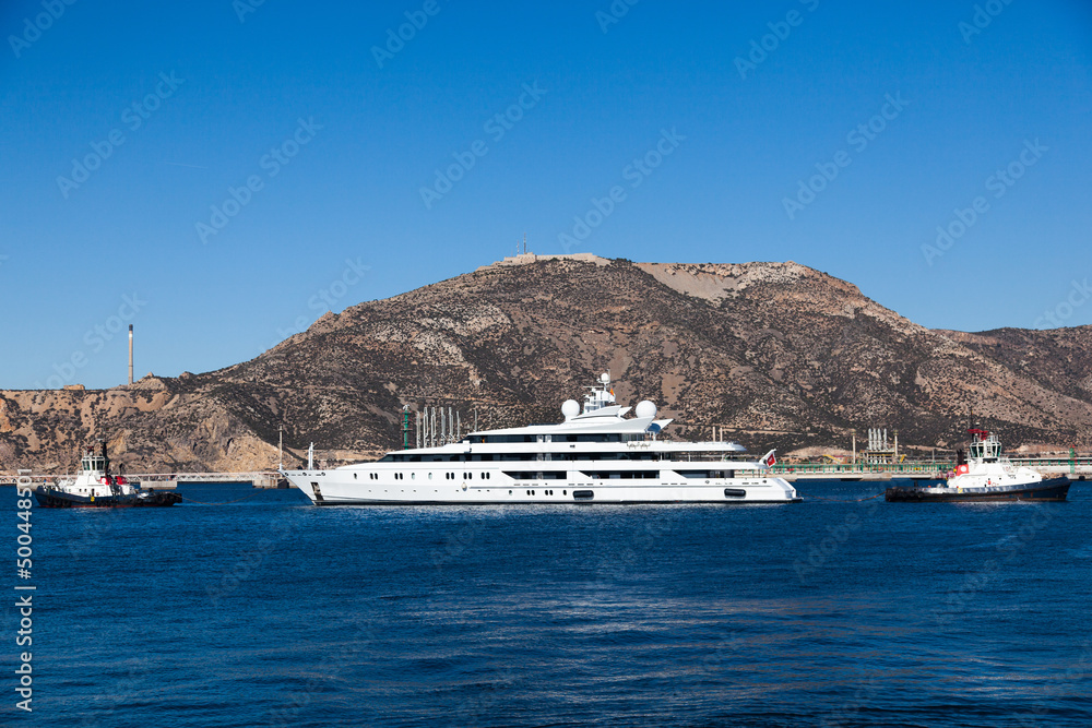 Preparation of an expensive yacht for transportation. Preparation of an expensive yacht for transportation.