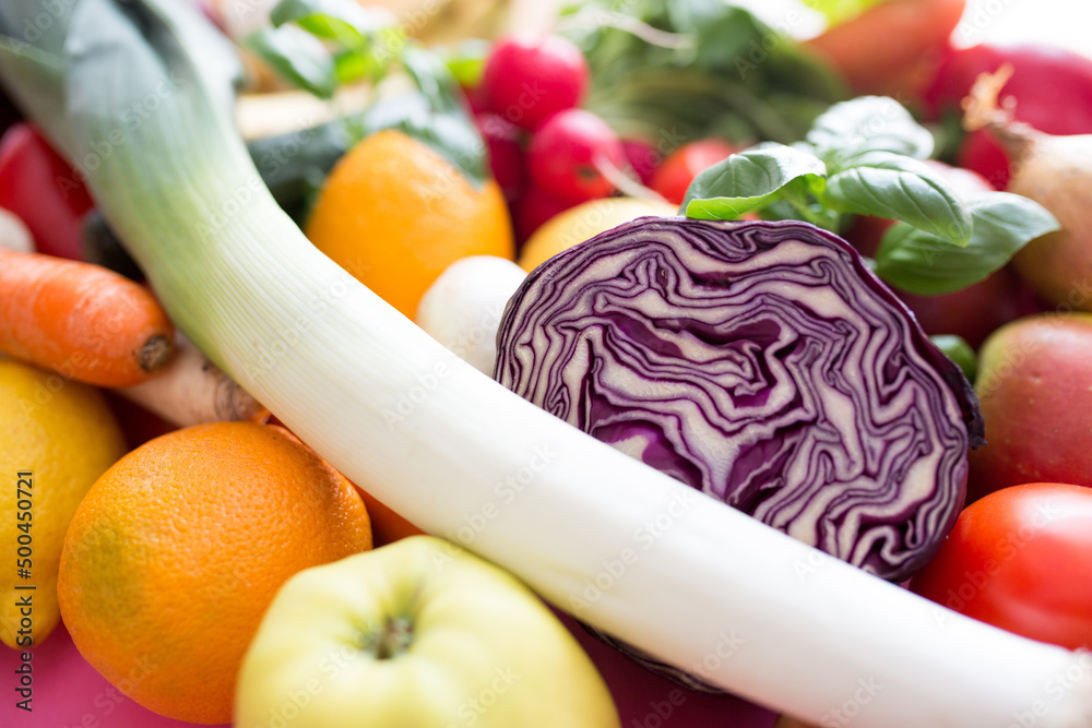 Obraz na płótnie kolorowe warzywa i owoce - zdrowa dieta i racjonalne odżywianie w salonie