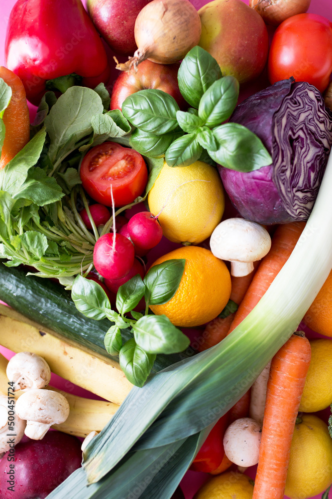 Obraz na płótnie kolorowe warzywa i owoce - zdrowa dieta i racjonalne odżywianie w salonie