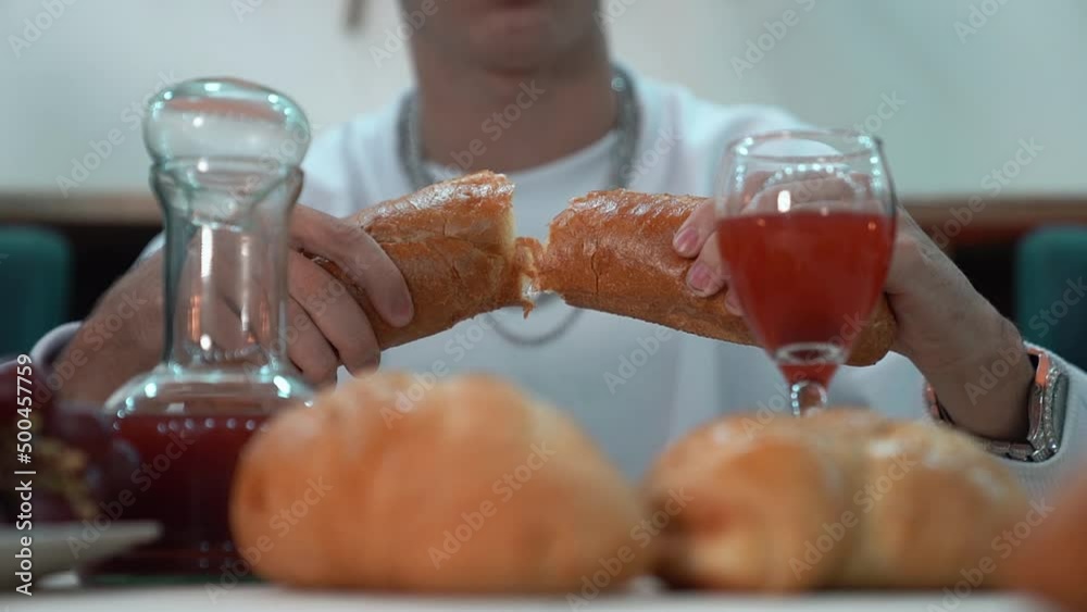 persona partiendo un pan y compartiendolo, ultima cena