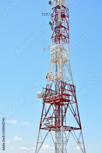 Torre de telecomunicaciones en lo alto de una montaña