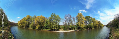 Die Iller bei Neu-Ulm mit Blick auf das Ulmer Münster