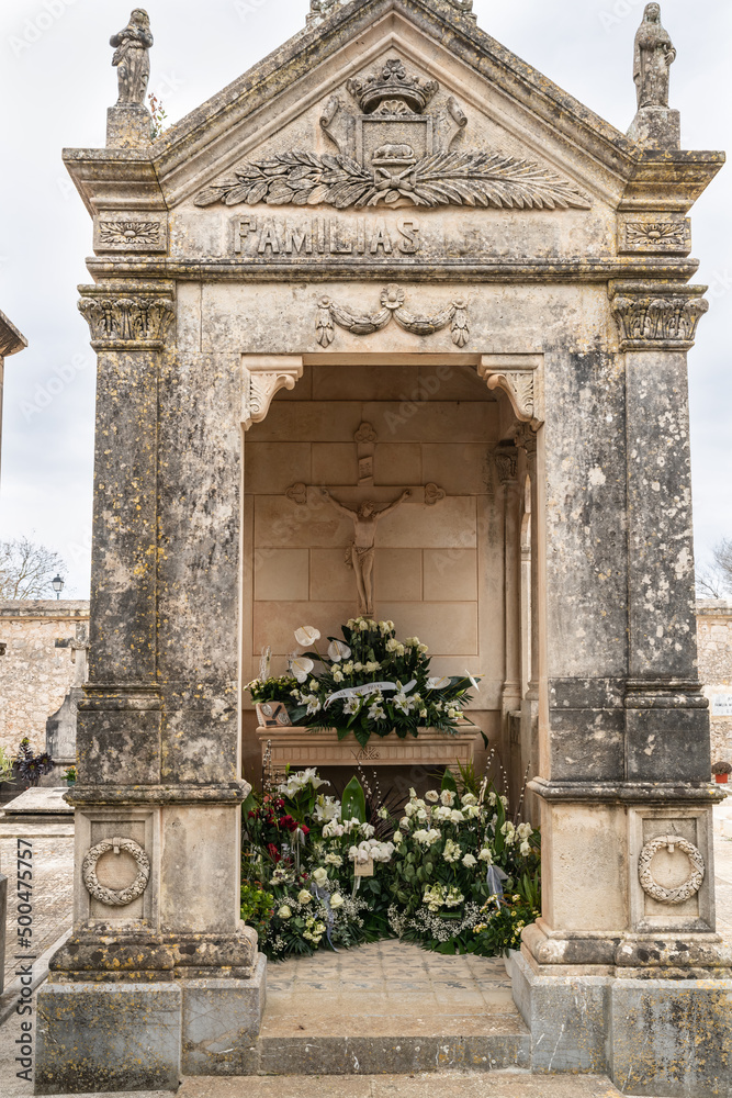 Naklejka premium schönes Familiengrab mit frischen Blumen und Kränzen Friedhof auf Spaniens Insel Palma de Mallorca