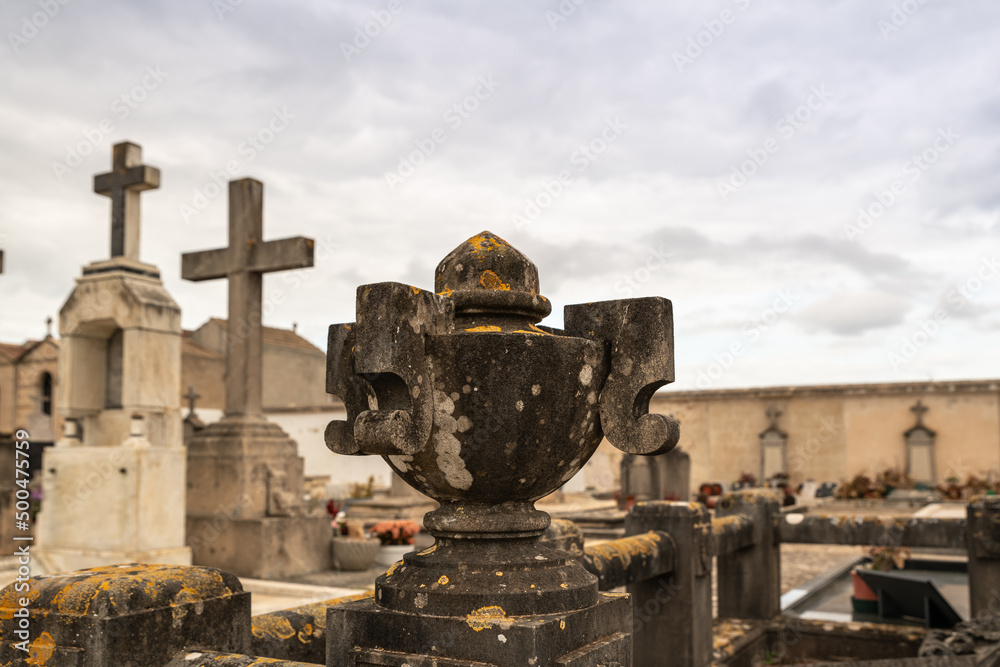 altes Urnengefäß auf einer Grabstätte
Friedhof auf Spaniens Insel Palma de Mallorca