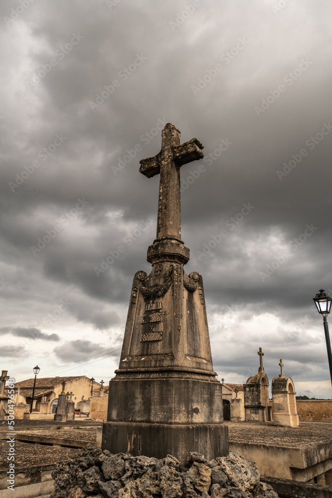 schöner alter Grabstein mit Kreuz vor dramatischem Hintergrund
Friedhof auf Spaniens Insel Palma de Mallorca
