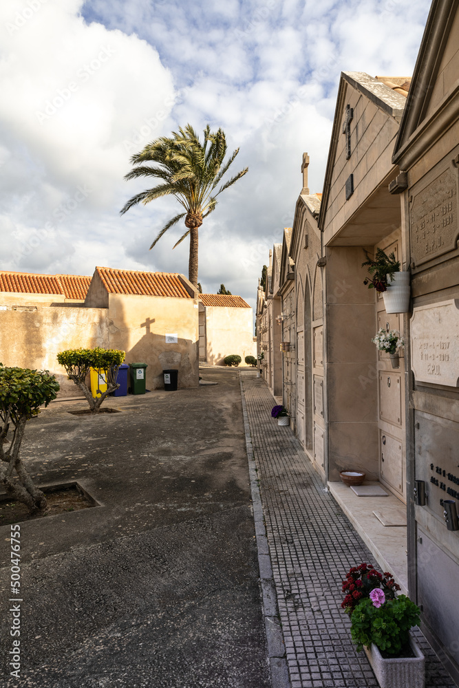 Schöne Familiengräber mit einer Palme im Hintergrund
Friedhof auf Spaniens Insel Palma de Mallorca