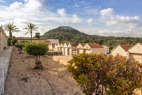 Blick über den Friedhof auf die Berge
Friedhof auf Spaniens Insel Palma de Mallorca
