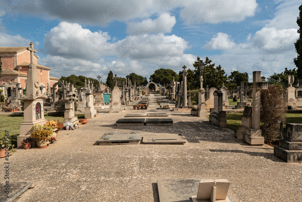 Blick über die Gräber auf einem Friedhof  der Insel Mallorca