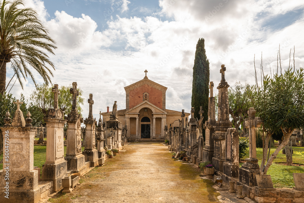Weg zu einer Kapelle durch alte Grabsteine auf einem Friedhof der Insel Mallorca Weg zu einer Kapelle durch alte Grabsteine auf einem Friedhof der Insel Mallorca
