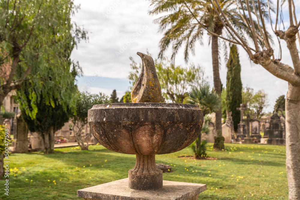 Flammenzeichen in einer Schale auf einem Friedhof der Insel Mallorca Flammenzeichen in einer Schale auf einem Friedhof der Insel Mallorca