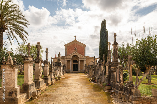 Weg zu einer Kapelle durch alte Grabsteine auf einem Friedhof  der Insel Mallorca