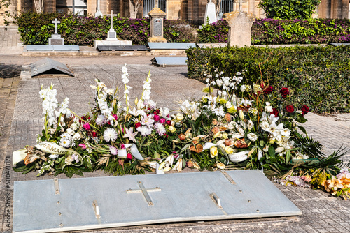 schöne Blumen als letzten Gruß auf dem Friedhof in Manacor auf Spaniens Insel Mallorca