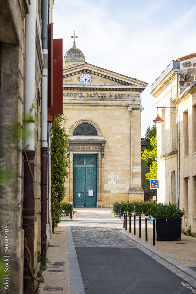 Obraz premium Eglise Saint Martial au bout de la Rue Denise dans le Quartier des Chartons à Bordeaux (Nouvelle-Aquitaine, France)