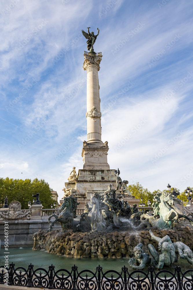 Vue d'ensemble du Monument aux Girondin sur la Place des Quinconces à Bordeaux (Nouvelle-Aquitaine, France)