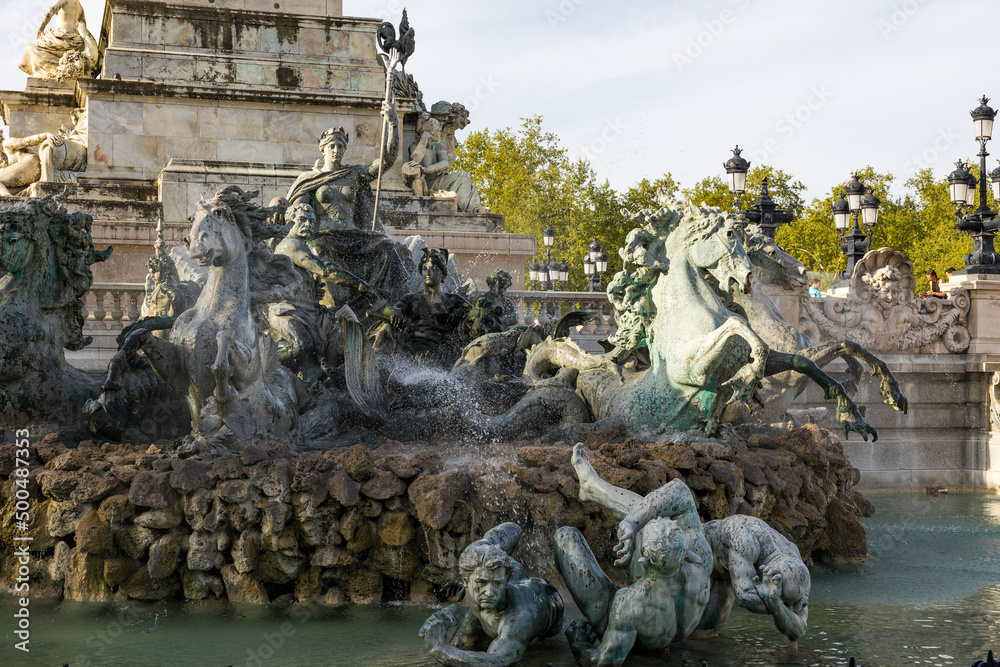 Fontaine au pied du Monument aux Girondins sur la Place des Quinconces à Bordeaux (Nouvelle-Aquitaine, France)
