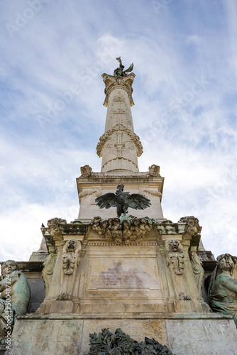 Vue d'ensemble du Monument aux Girondin sur la Place des Quinconces à Bordeaux (Nouvelle-Aquitaine, France)