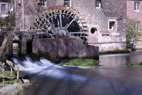 Wassermühle mit Mühlrad und Wasser 