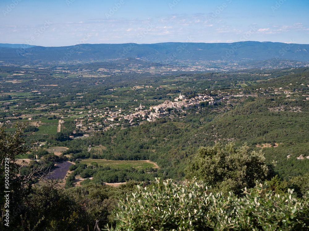 Panorama sur Bonnieux et le Lubéron, avec au fond le Mont Ventoux. Provence. France