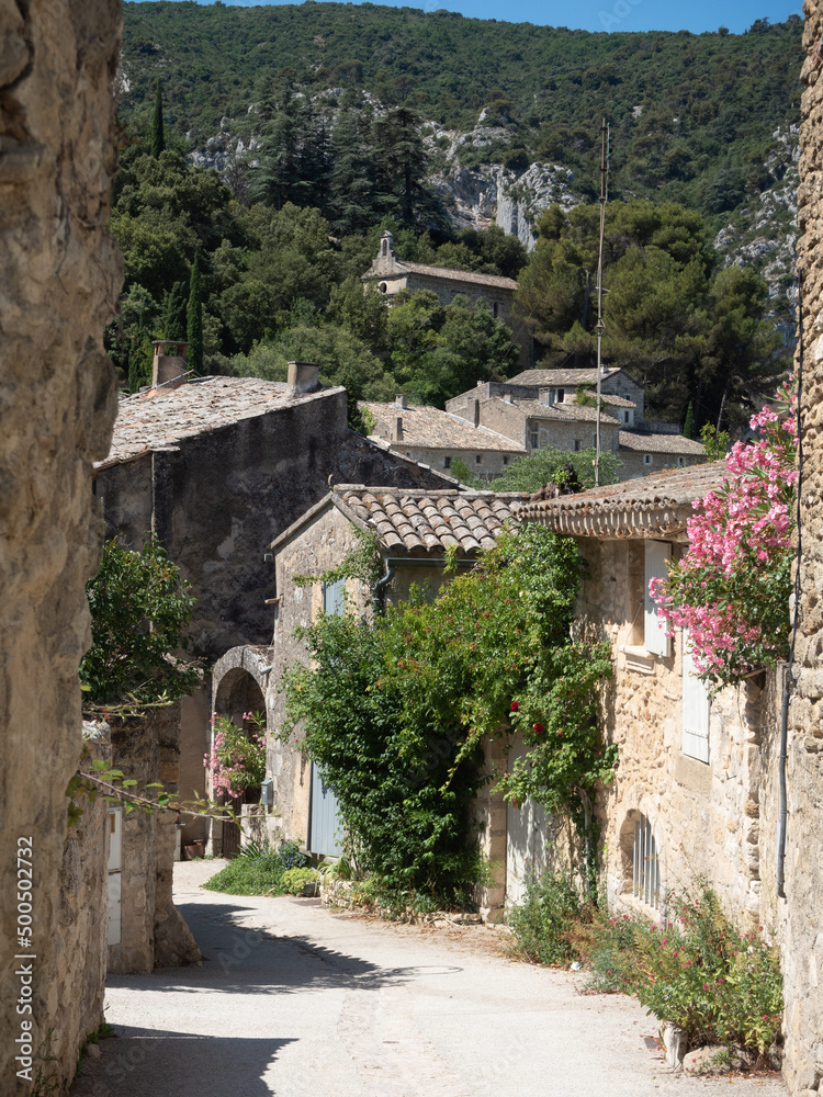 Ruelle ombragée dans le village d'Oppède-le-Vieux, dans le Lubéron. Provence. France