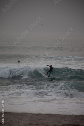Surfista surfando nas ondas da praia