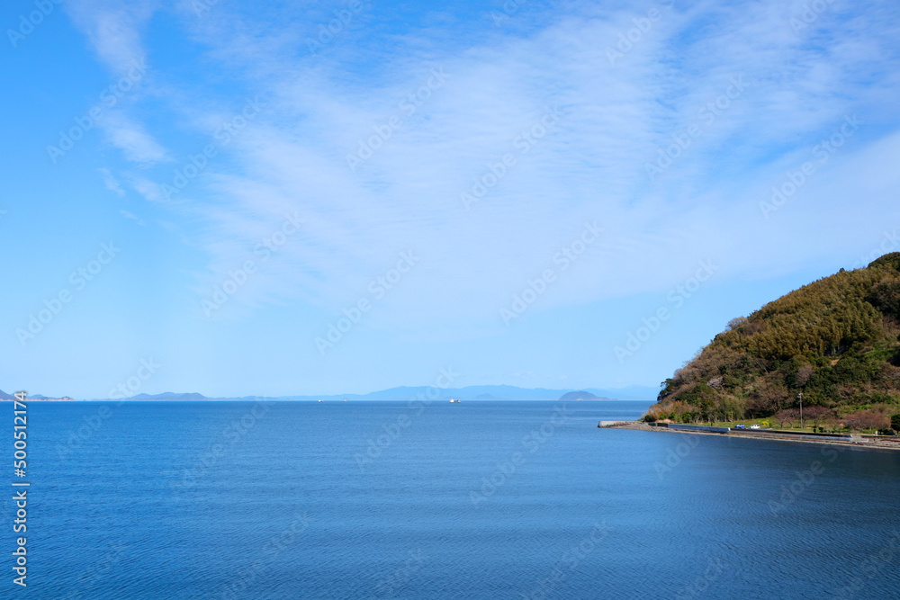 瀬戸内の風景、青い空と扇雲と沖家室島