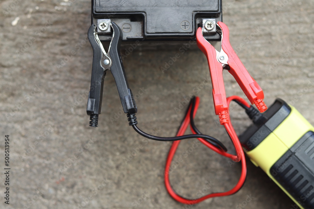 Foto de Black and red wires, the ends of the wires have clamps for