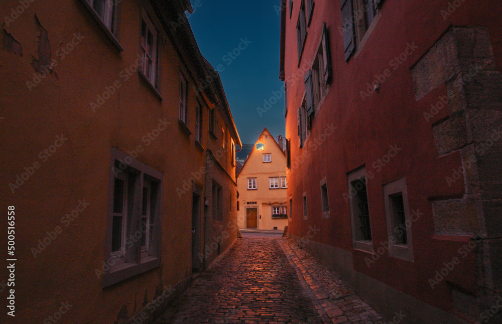 夜のローテンブルク旧市街の家並み