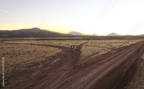 Estrada de chão, cortando o deserto do altiplano andino na Bolivia