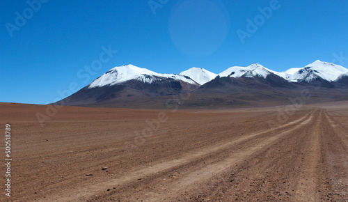 Estrada de chão, cortando o deserto do altiplano andino na Bolivia
